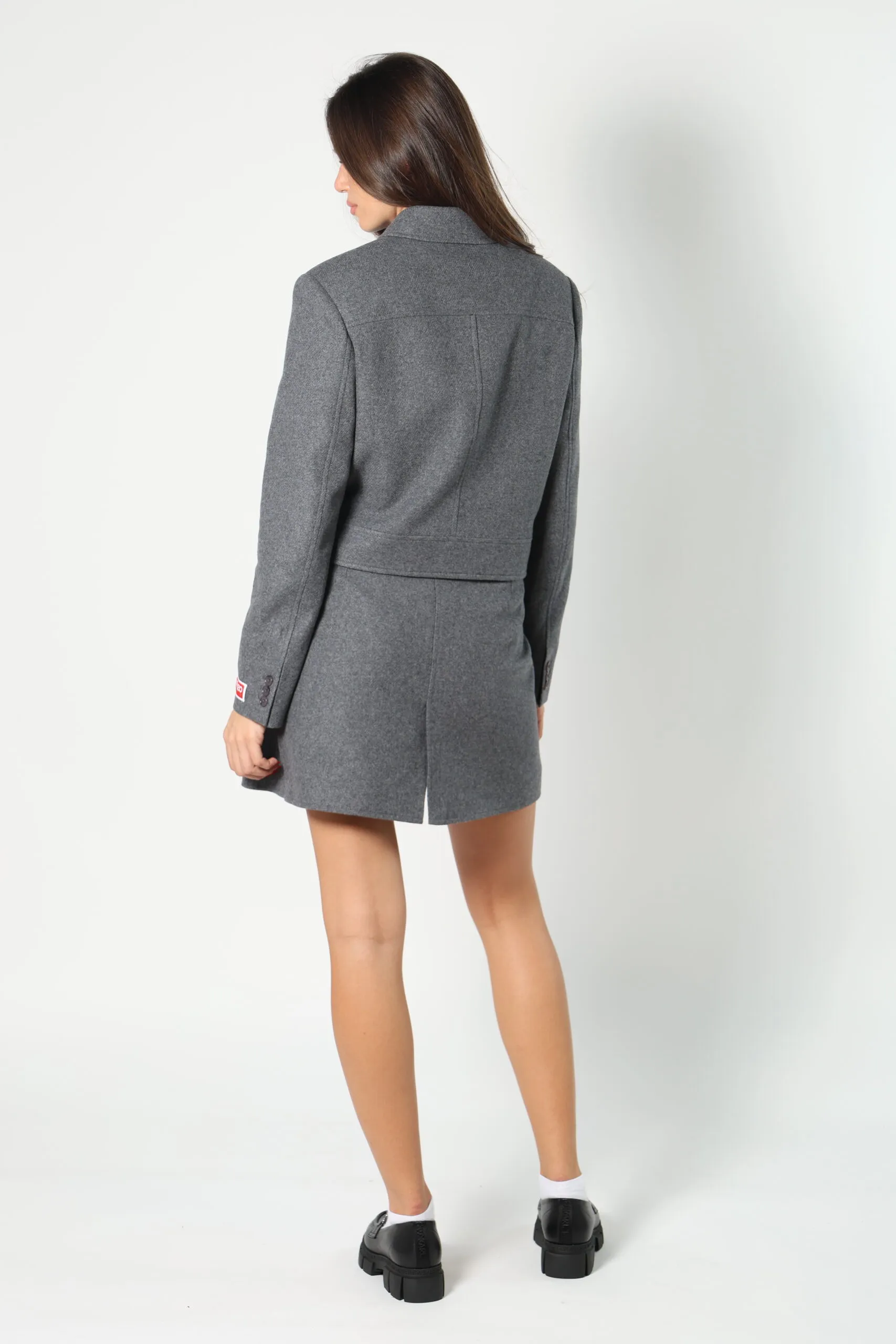 Chaqueta gris con minilogo en manga