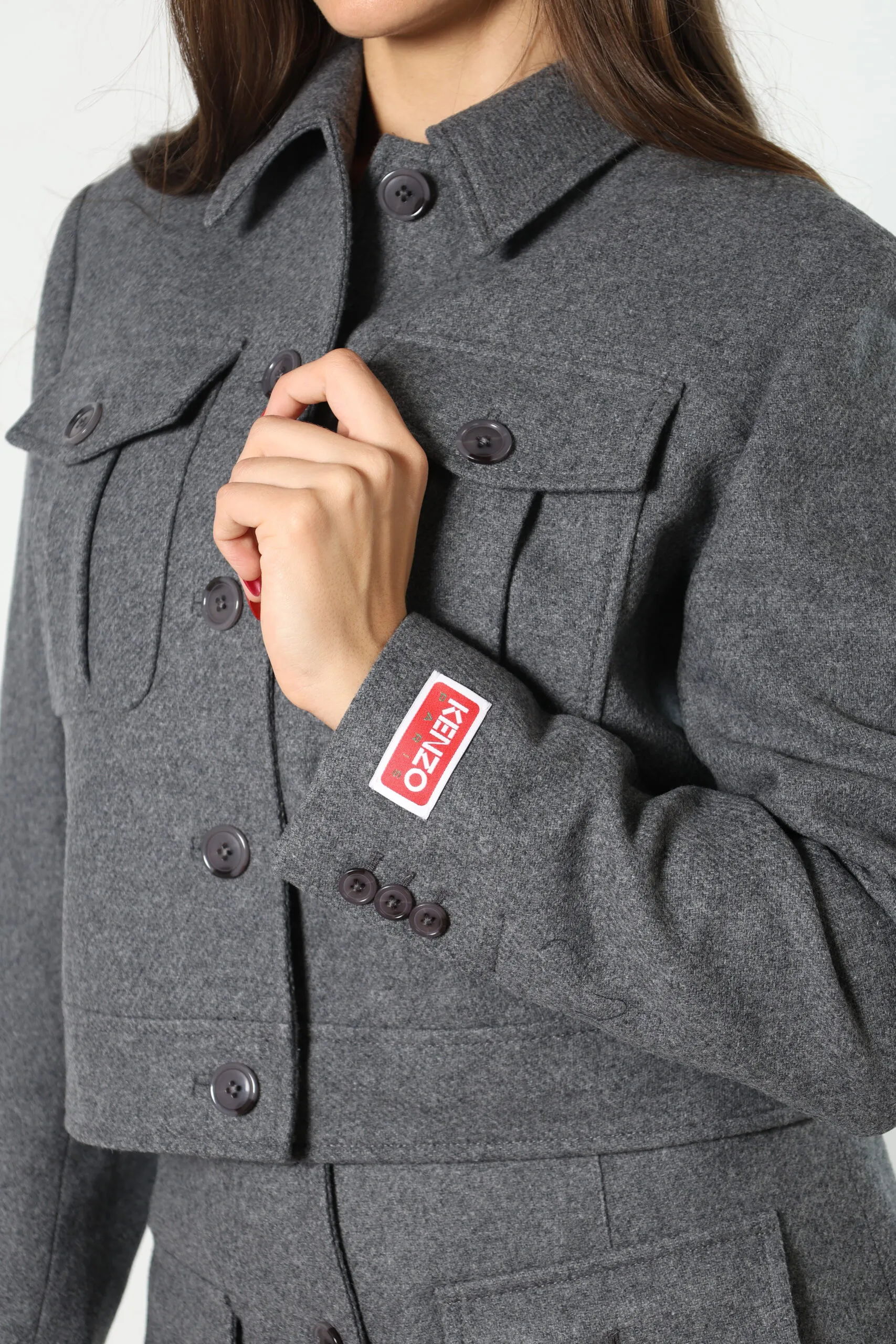 Chaqueta gris con minilogo en manga