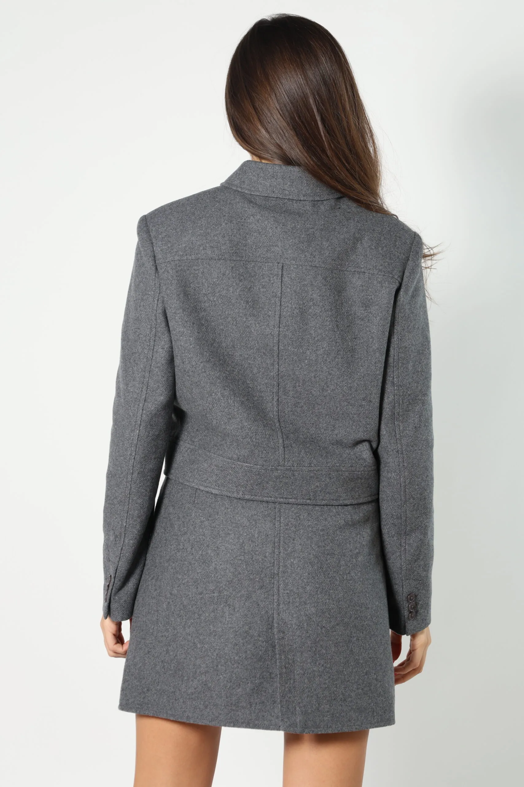 Chaqueta gris con minilogo en manga