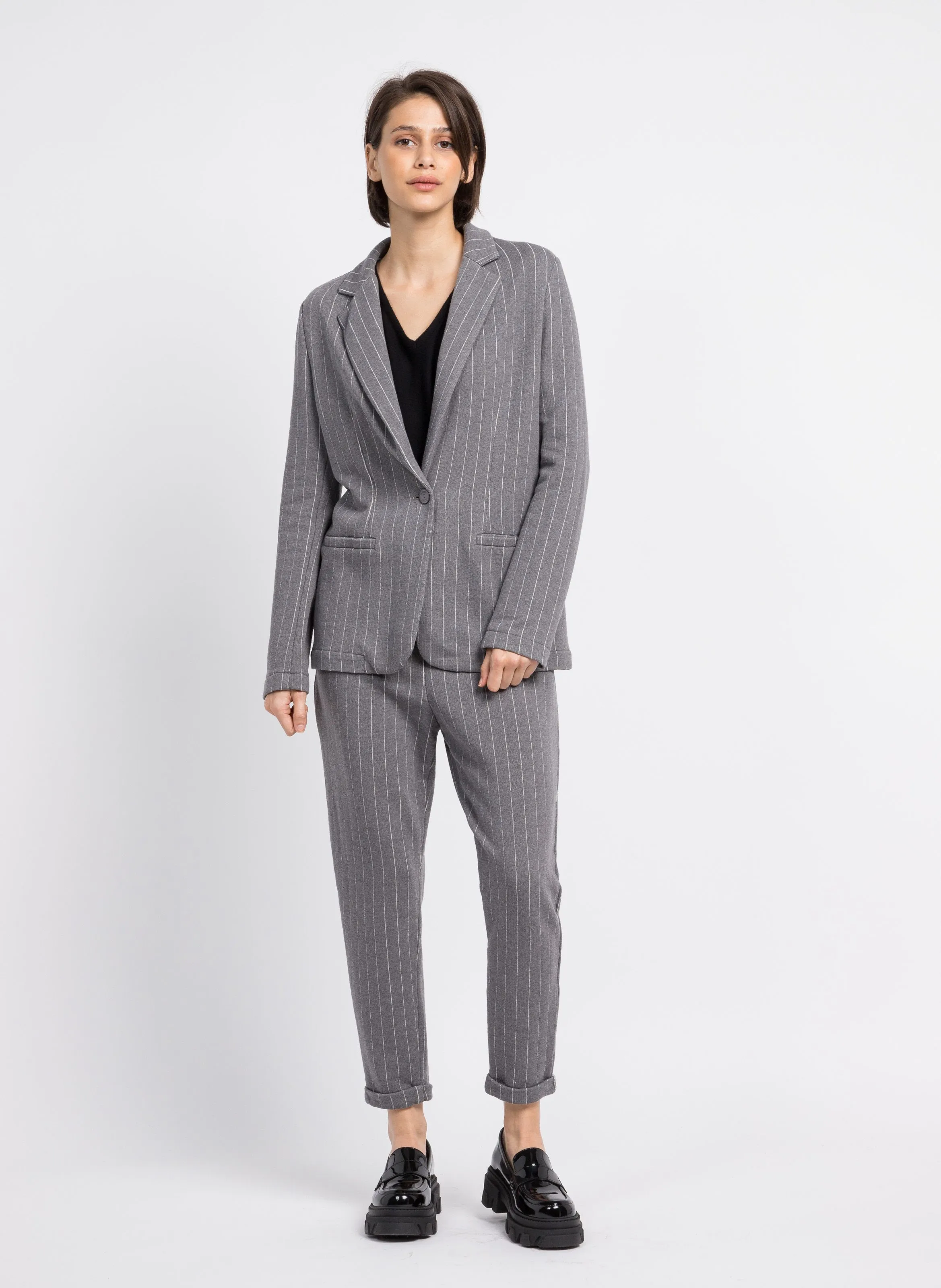 Chaqueta sastre de rayas finas en gris