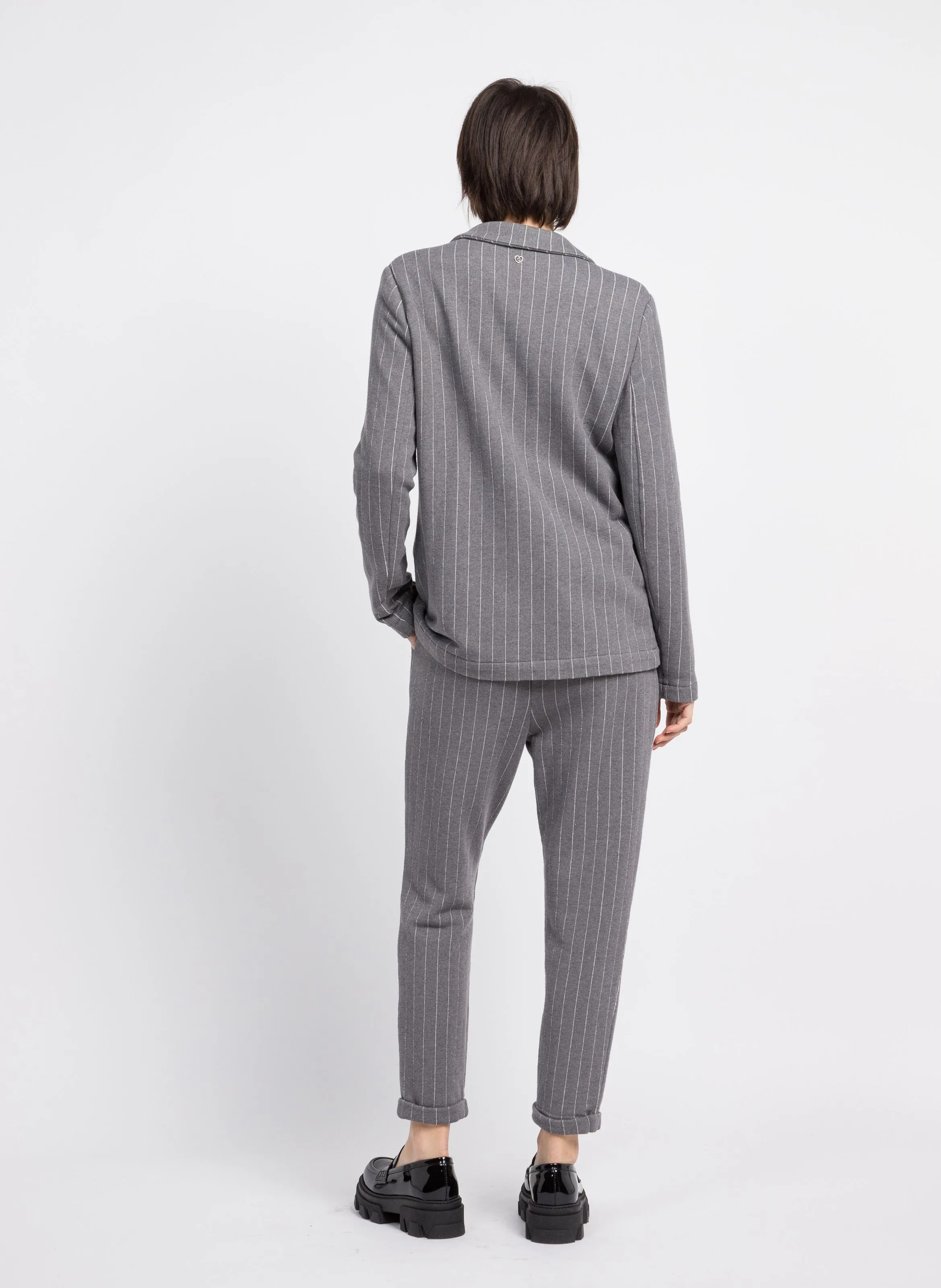 Chaqueta sastre de rayas finas en gris