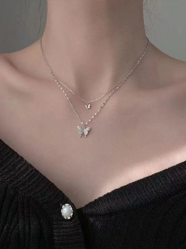 Collar de doble capa con colgante de mariposa de diamantes de imitación