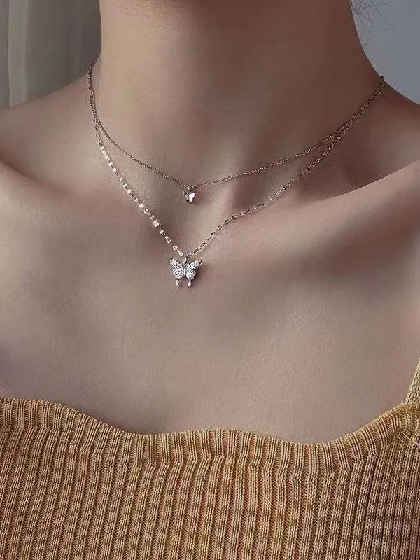 Collar de doble capa con colgante de mariposa de diamantes de imitación