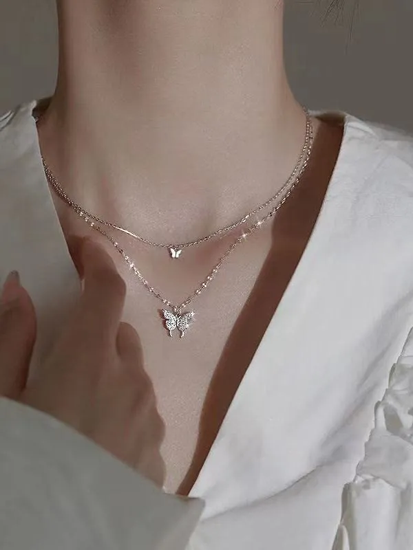 Collar de doble capa con colgante de mariposa de diamantes de imitación