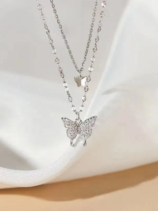 Collar de doble capa con colgante de mariposa de diamantes de imitación