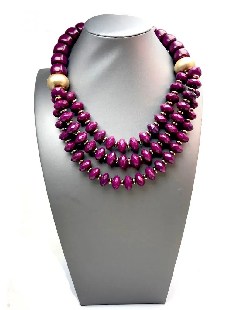 COLLARES CORTOS BURDEOS PARA DAR UN ESTILO NUEVO A TU VESTUARIO