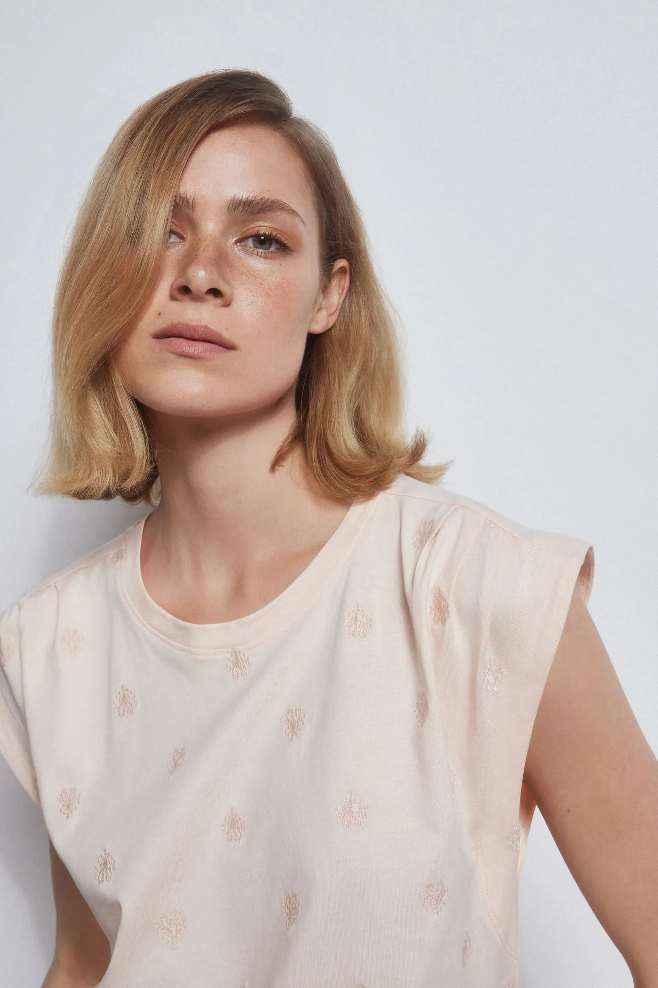 EMBROIDERED TSHIRT