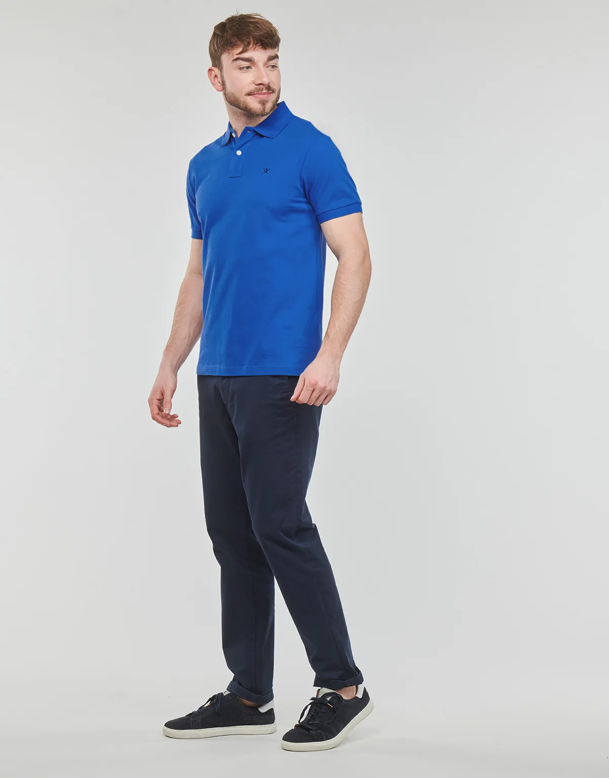 ESSENTIALS SLIM FIT LOGO