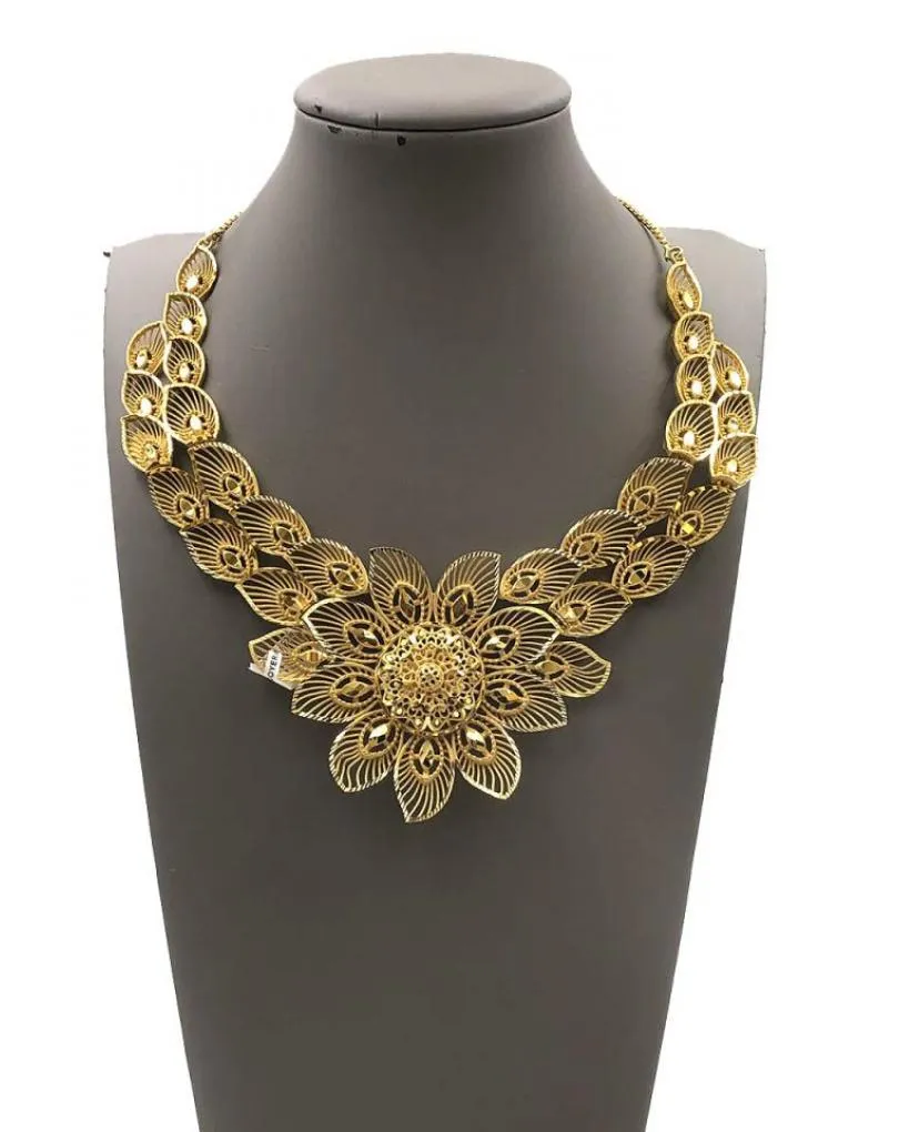 EXCLUSIVOS COLLARES DORADOS CON EXQUISITA FLOR CALADA