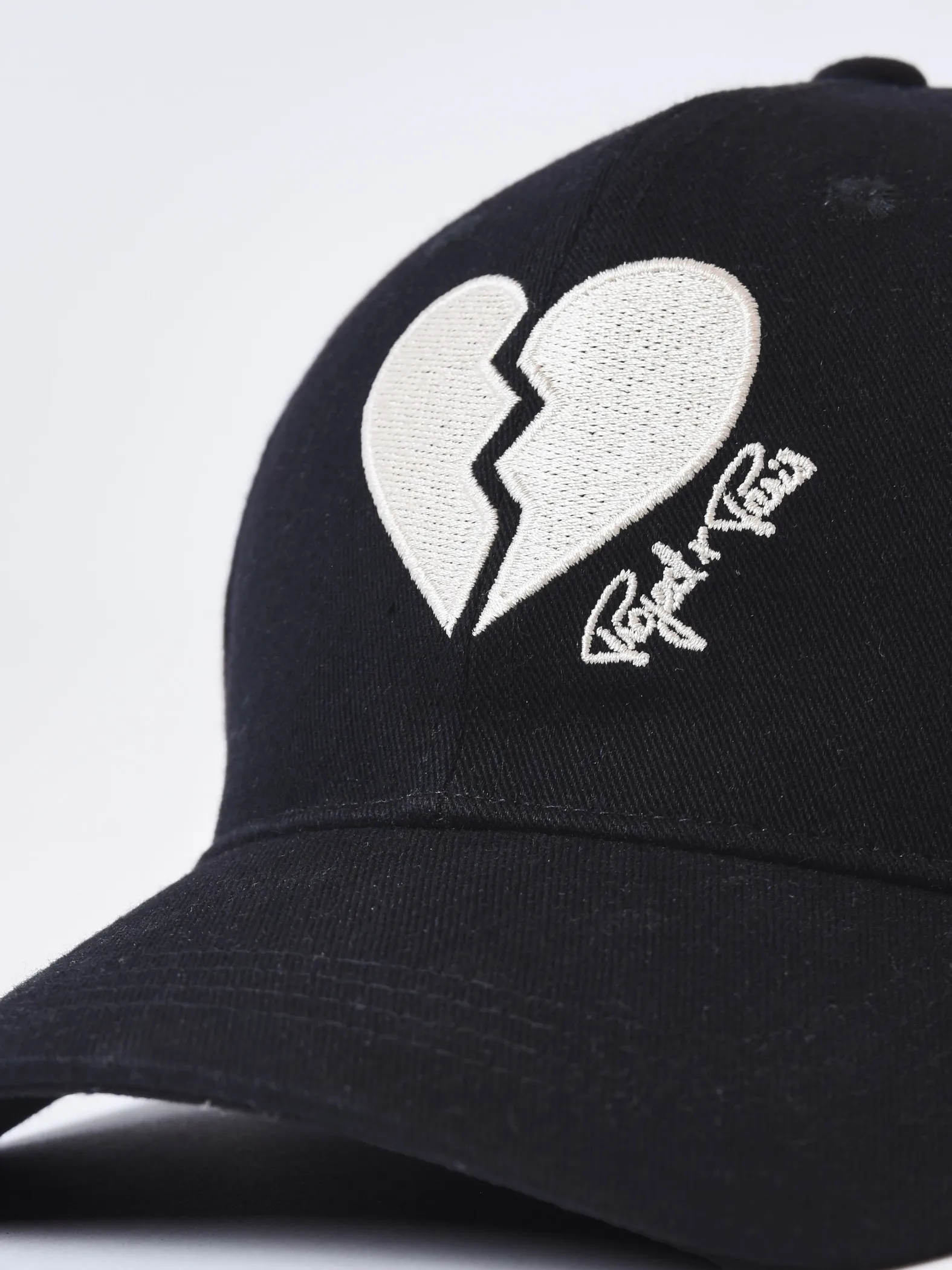 Gorra unisex ajustable con el corazón roto
