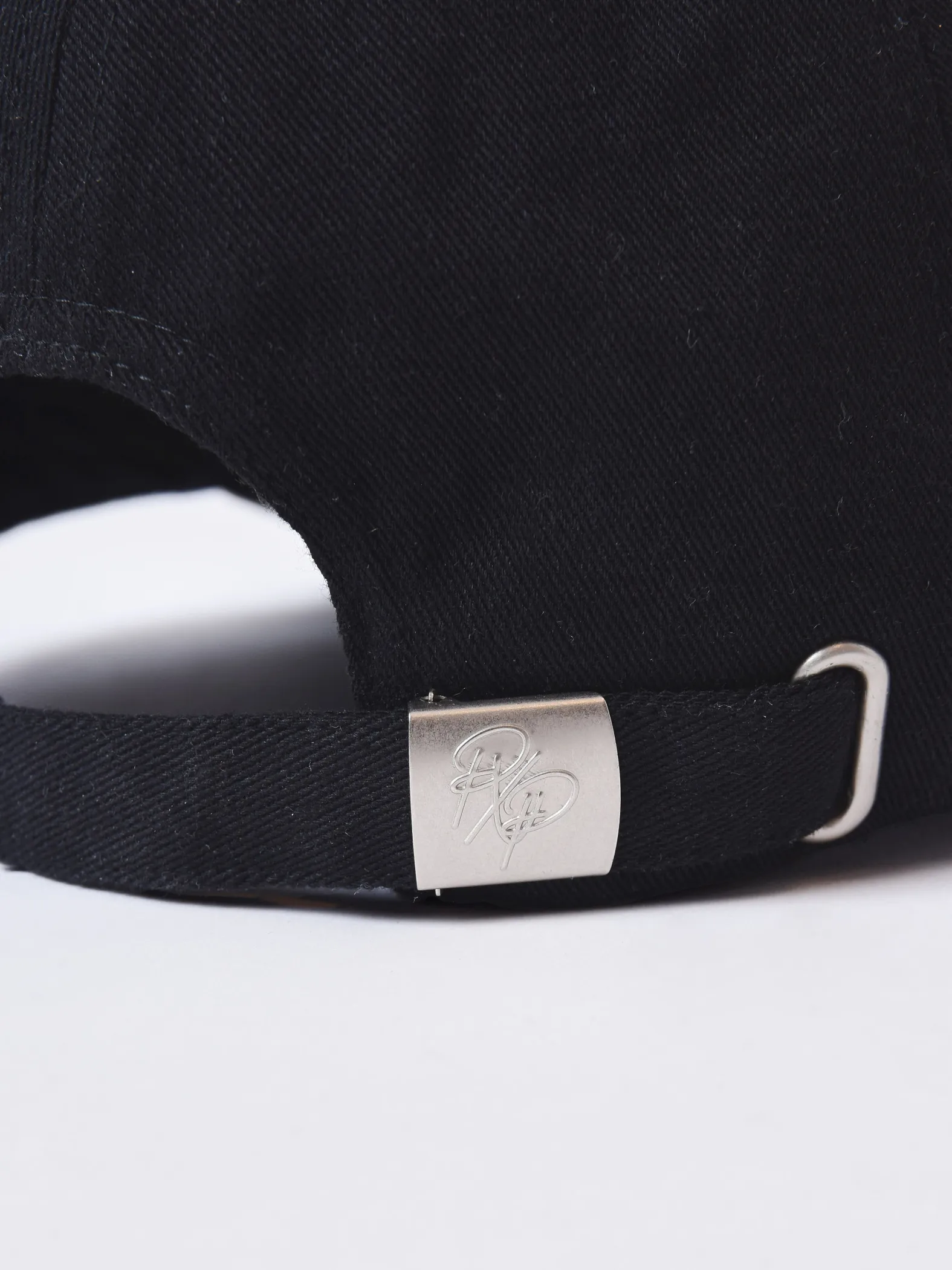 Gorra unisex ajustable con el corazón roto