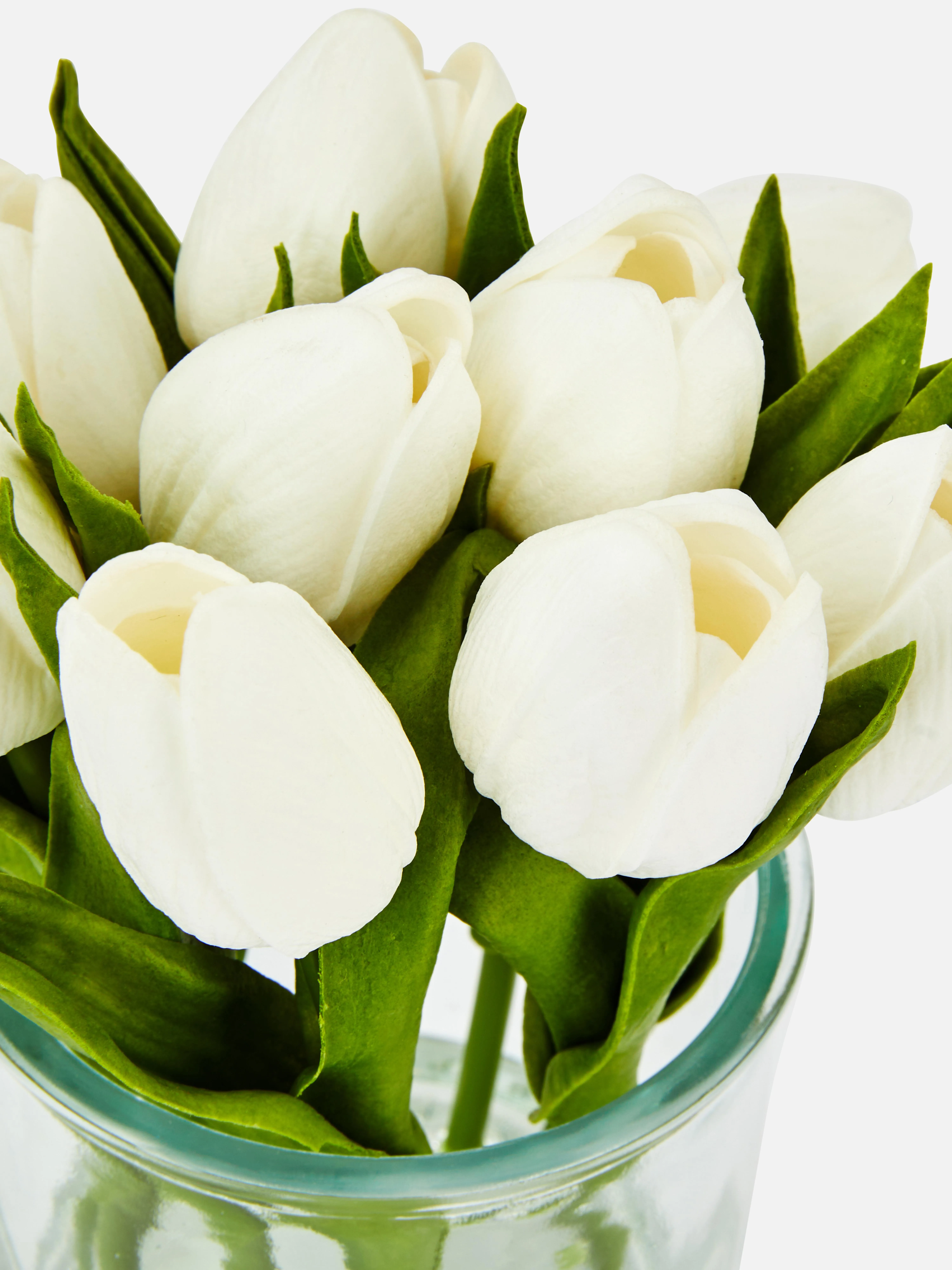 Jarrón de vidrio con tulipanes artificiales