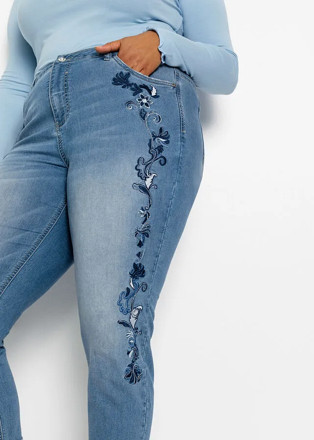Jeans con bordado Denim claro