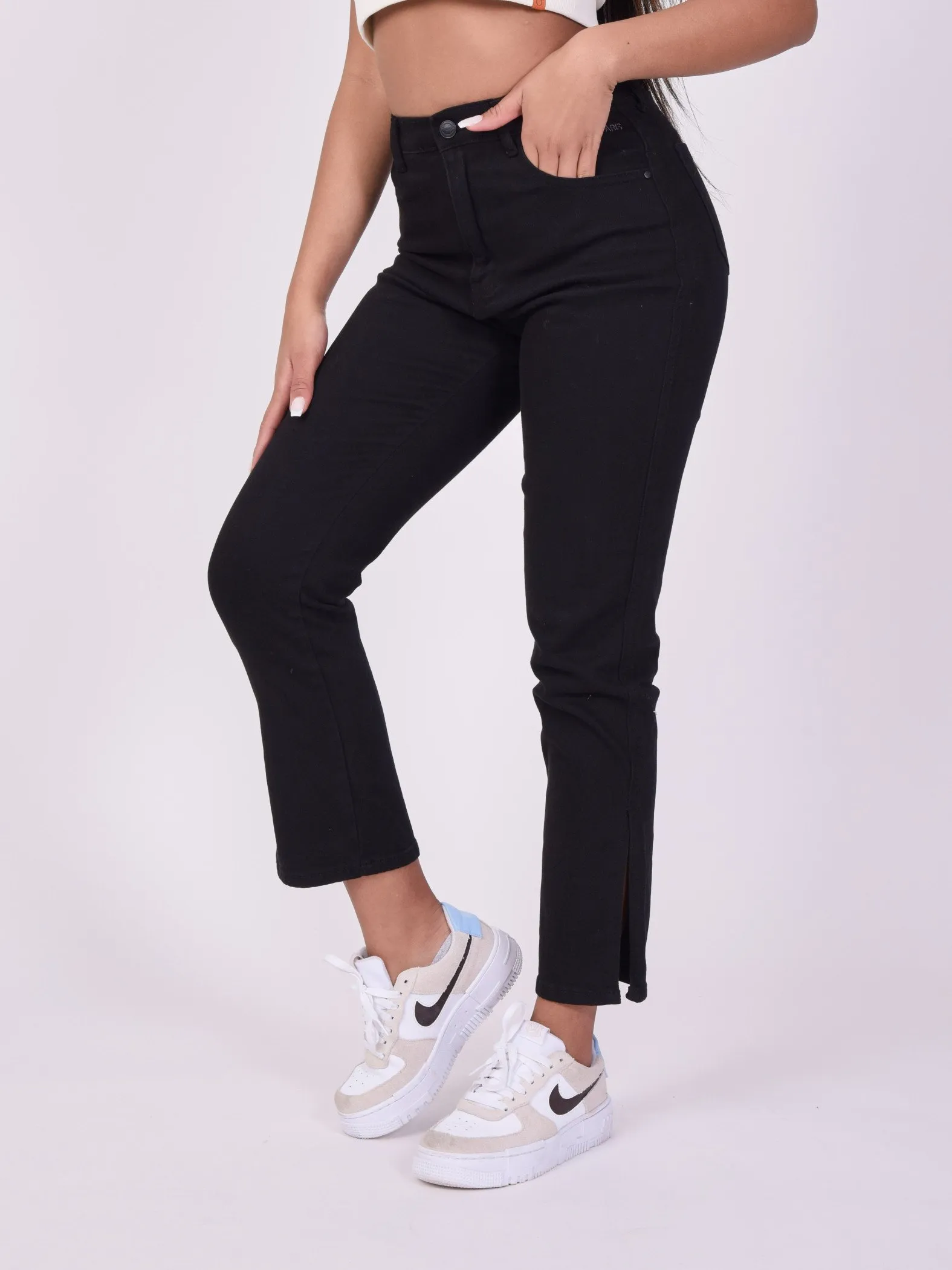 Jeans rectos acampanados con abertura