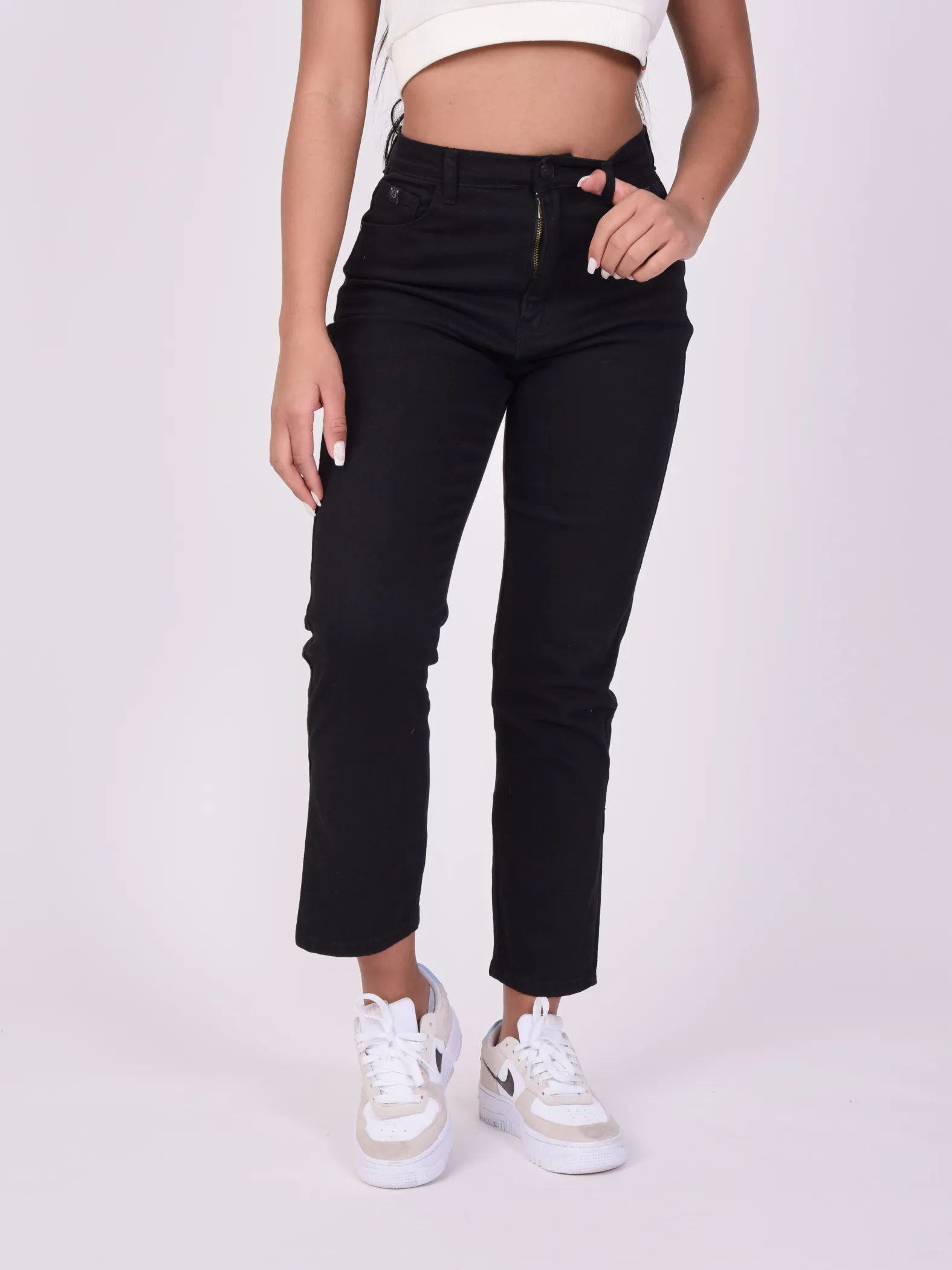 Jeans rectos acampanados con abertura