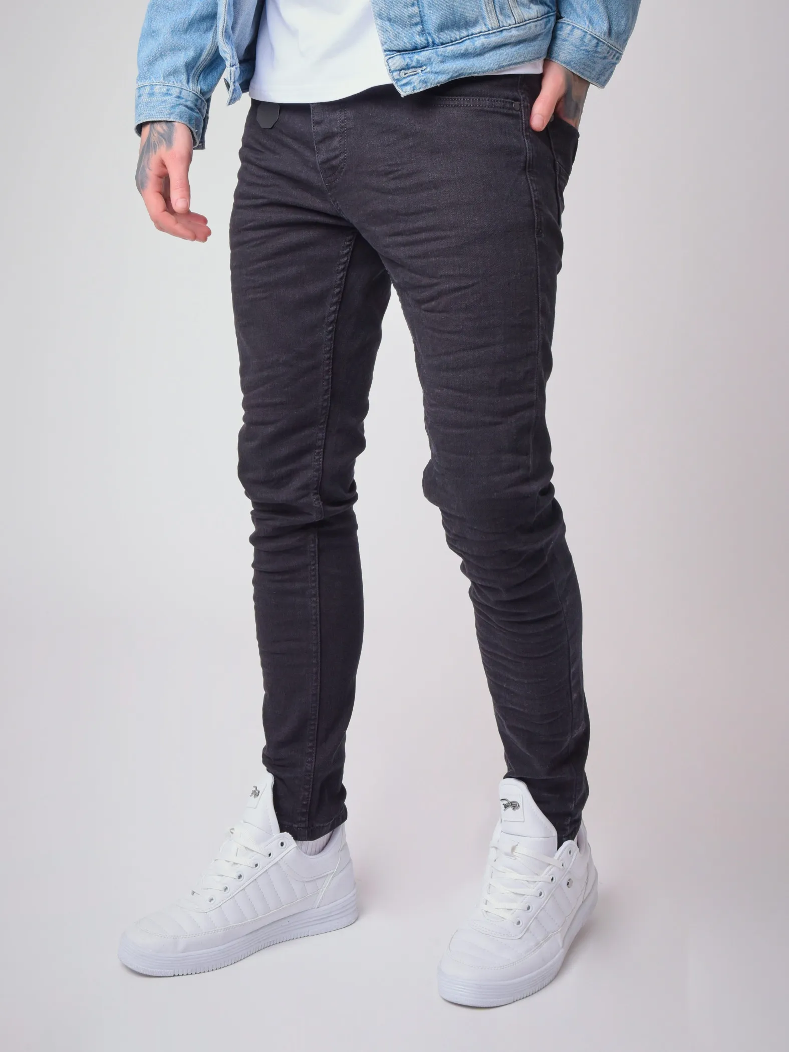 Jeans slim fit con efecto arrugado