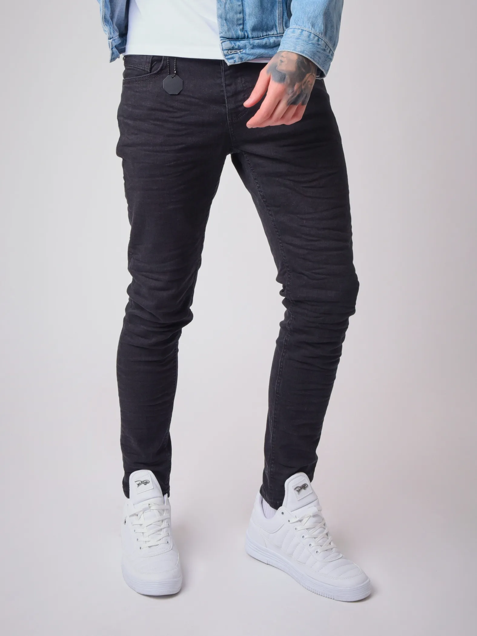 Jeans slim fit con efecto arrugado