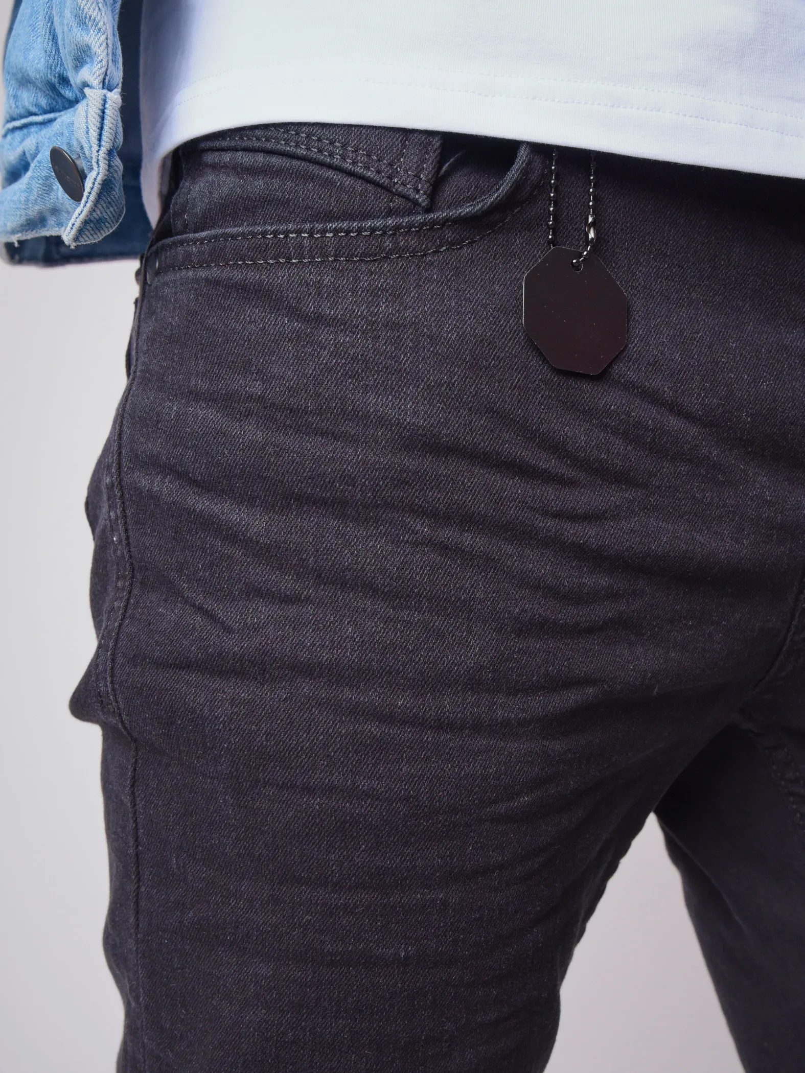 Jeans slim fit con efecto arrugado