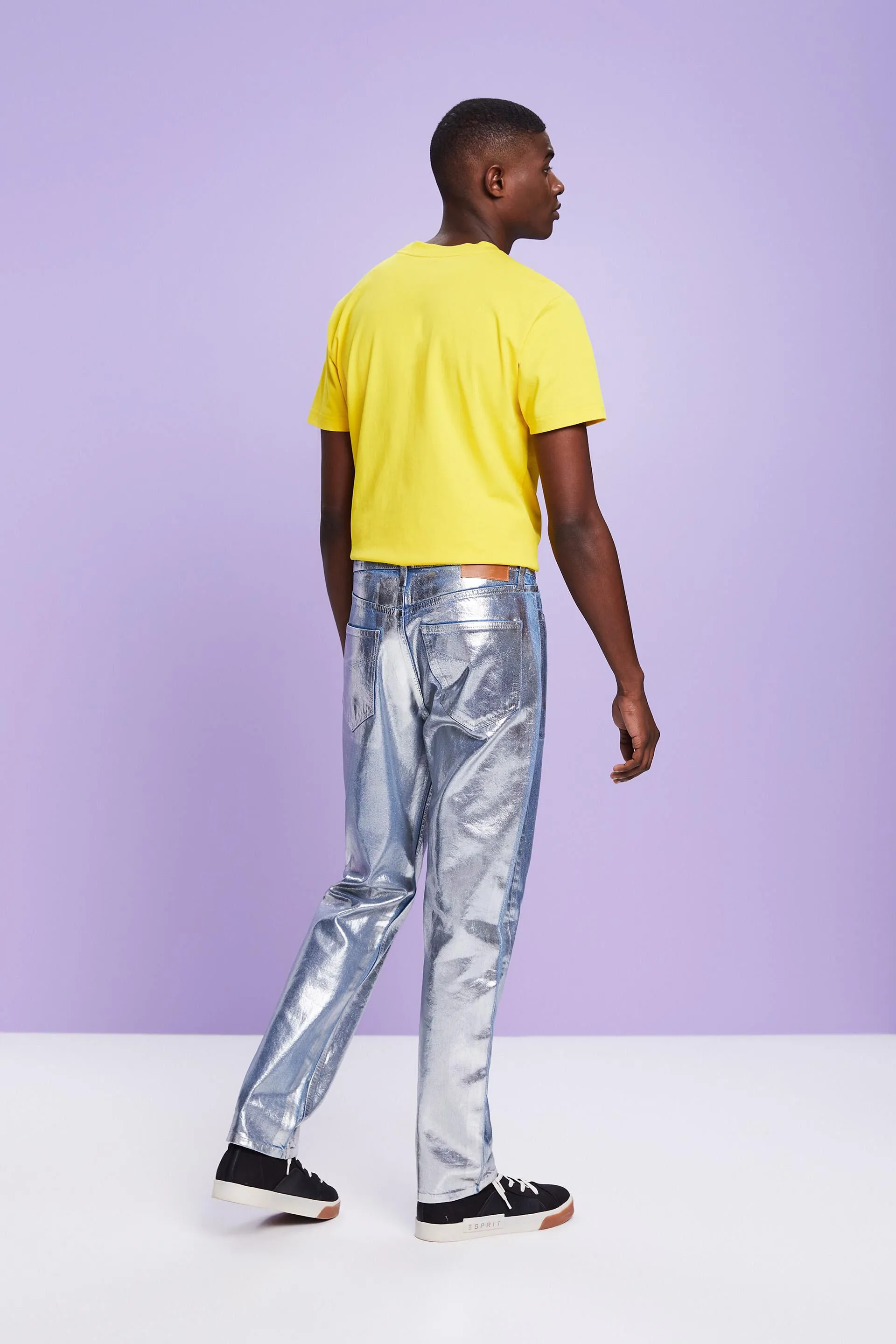 Jeans straight fit con revestimiento metalizado