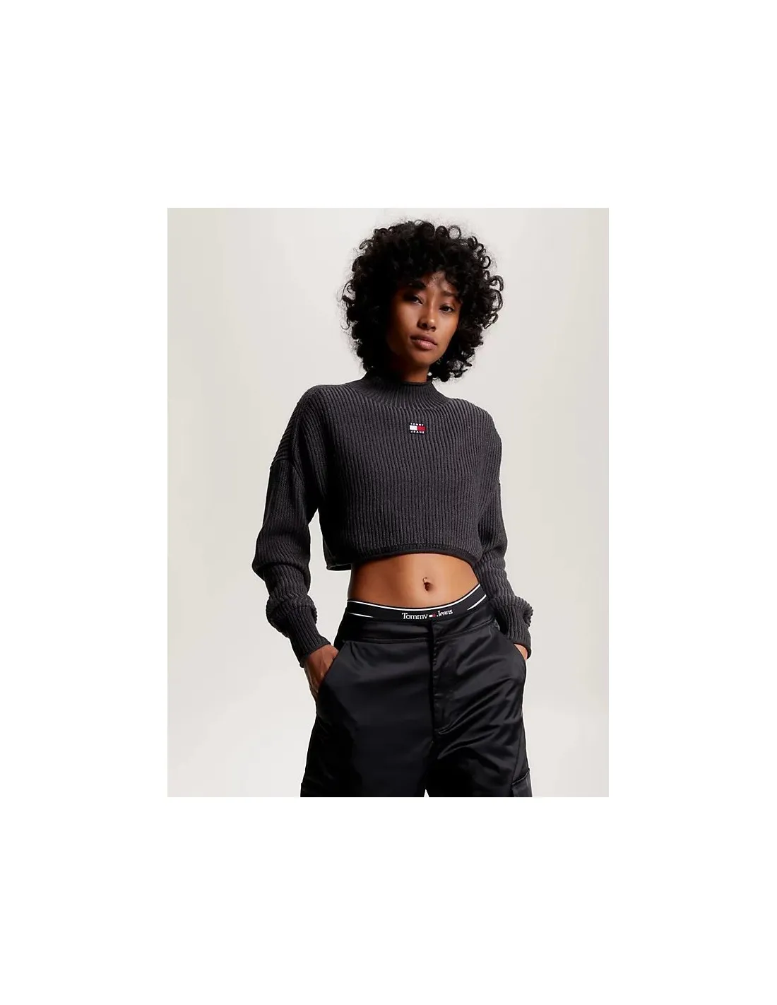Jersey cropped teñido en prenda con parche de Tommy Jeans