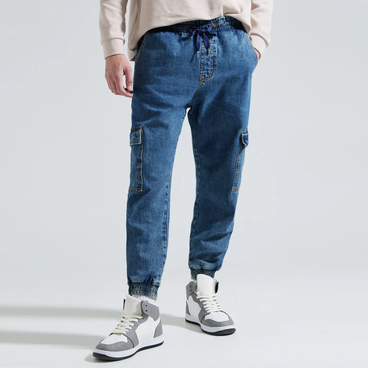 Jogger En Denim Con Bolsillos