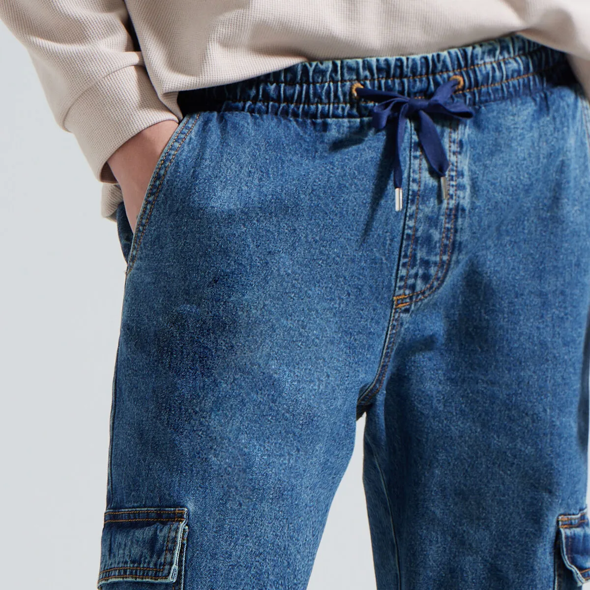 Jogger En Denim Con Bolsillos