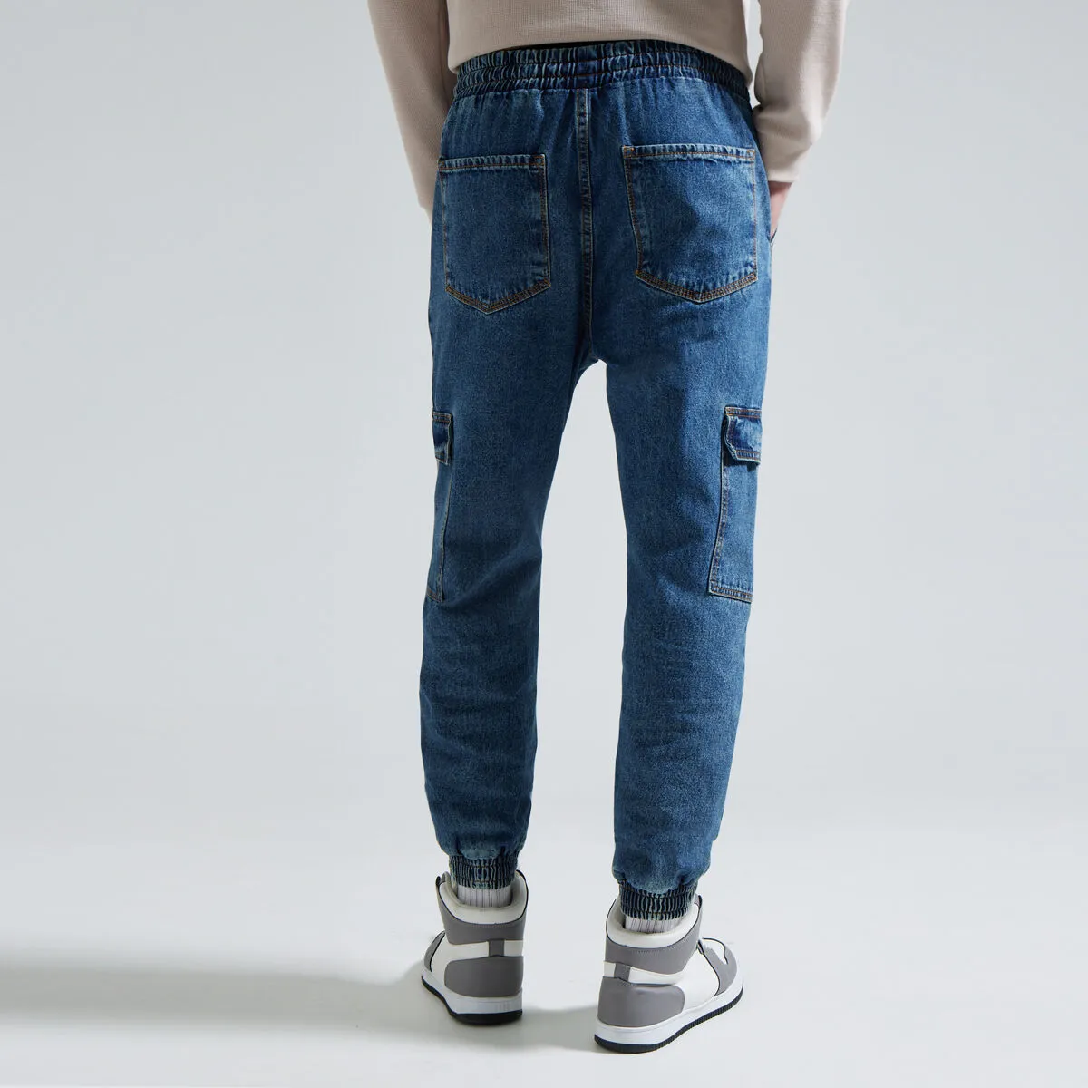 Jogger En Denim Con Bolsillos
