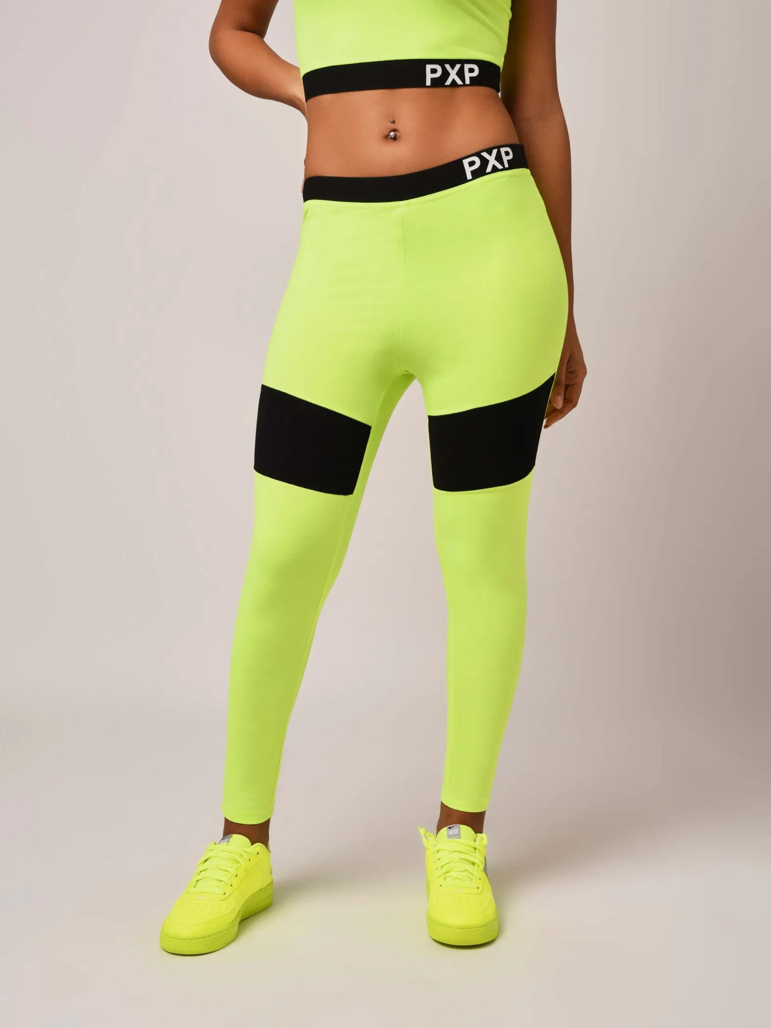 Leggings con cintura elástica y recorte