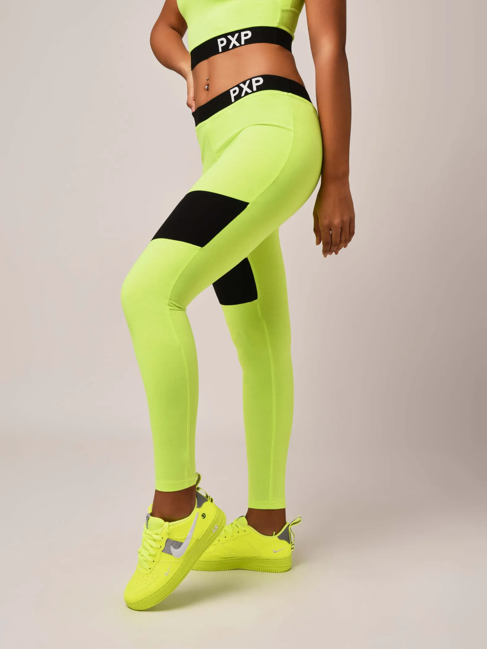 Leggings con cintura elástica y recorte