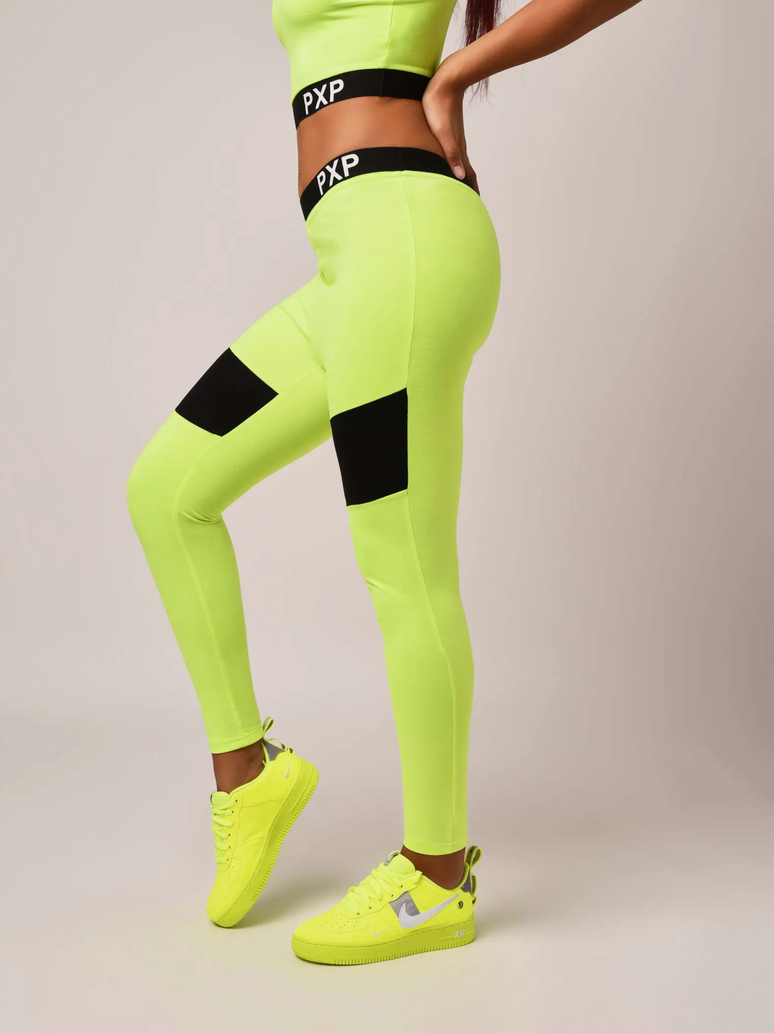 Leggings con cintura elástica y recorte