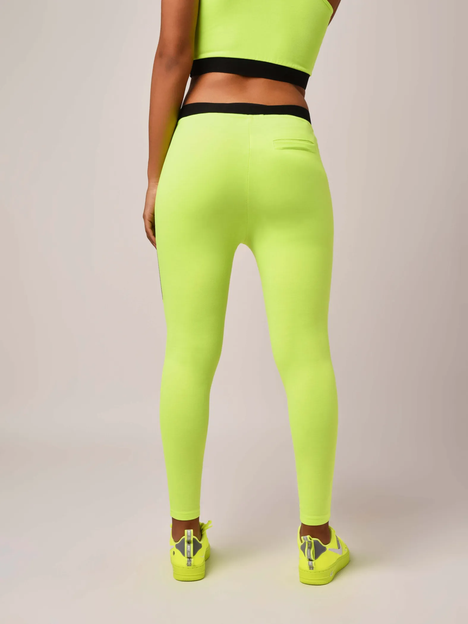 Leggings con cintura elástica y recorte