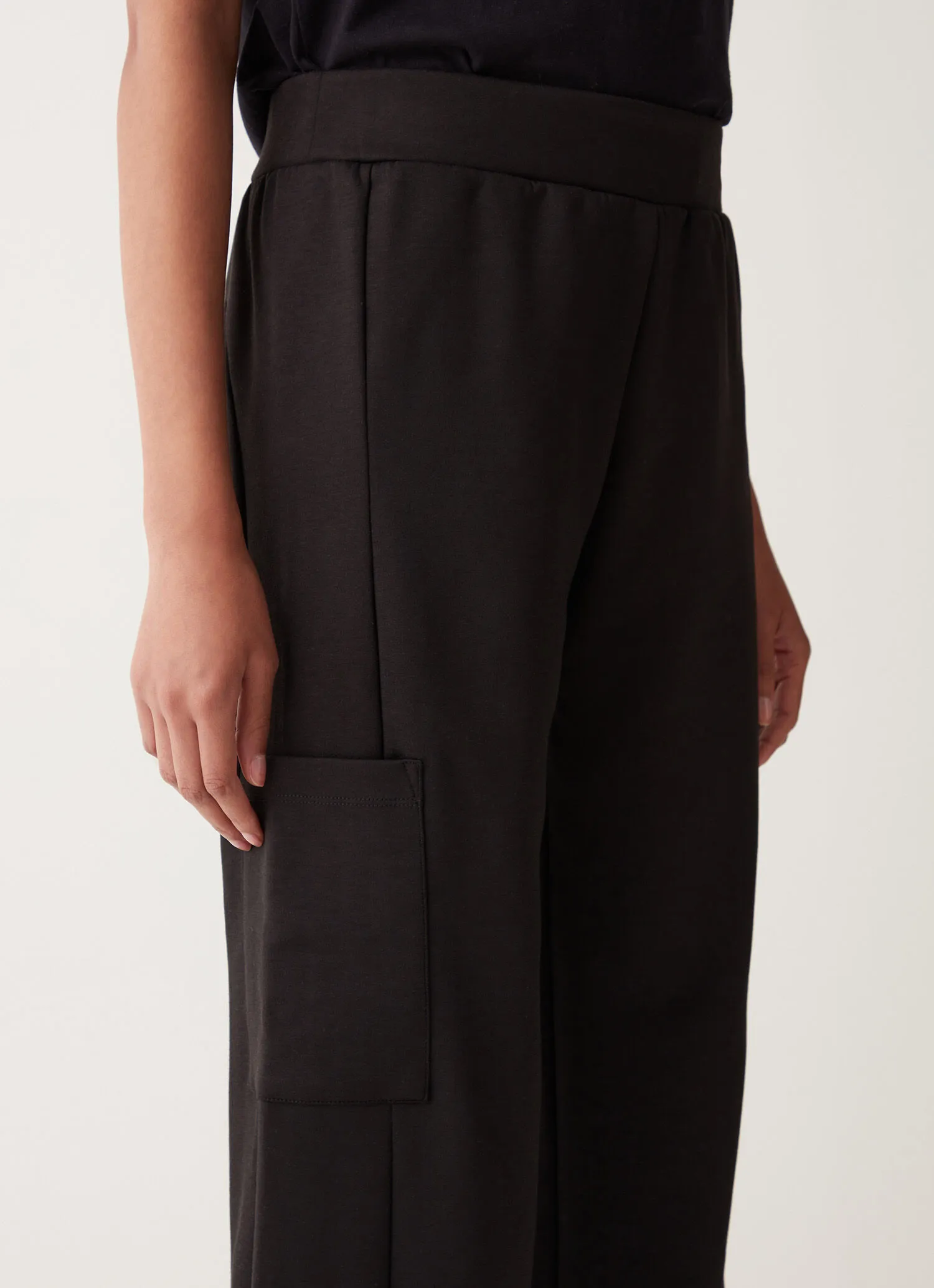 Pantalón elástico con bolsillos laterales