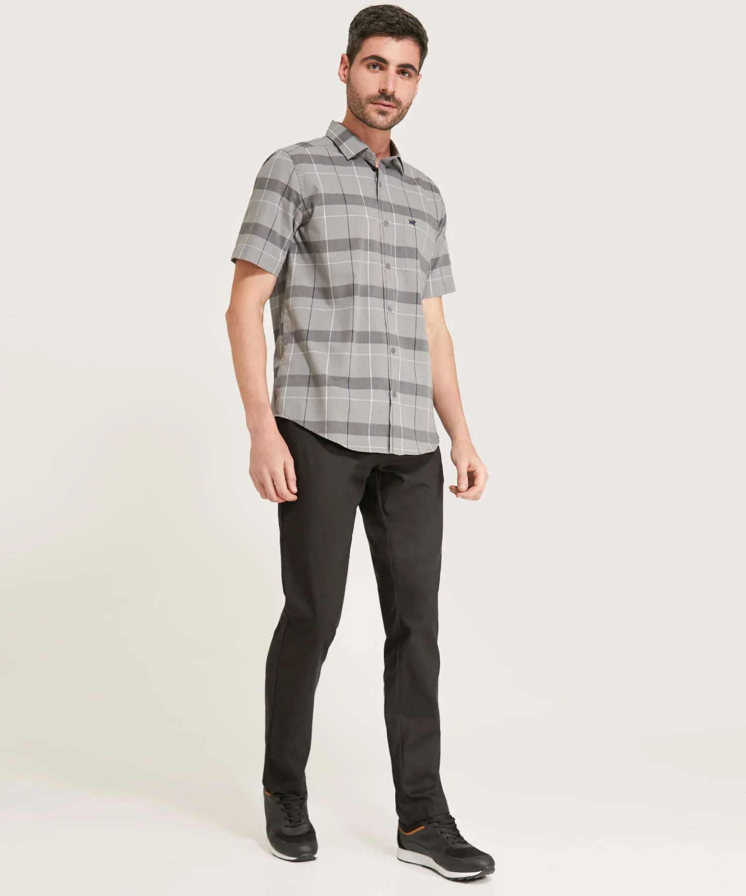 PANTALON BOLSILLOS DIAGONALES UNICOLOR
