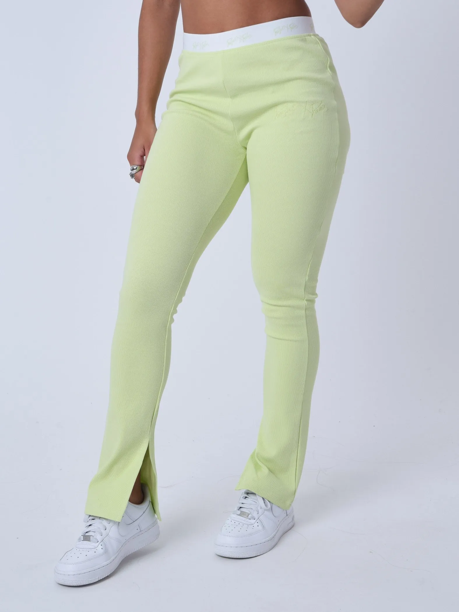 Pantalones acampanados con dobladillo partido