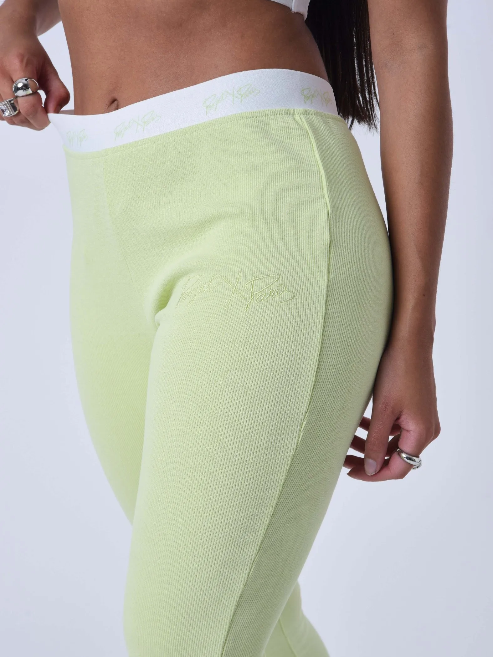 Pantalones acampanados con dobladillo partido