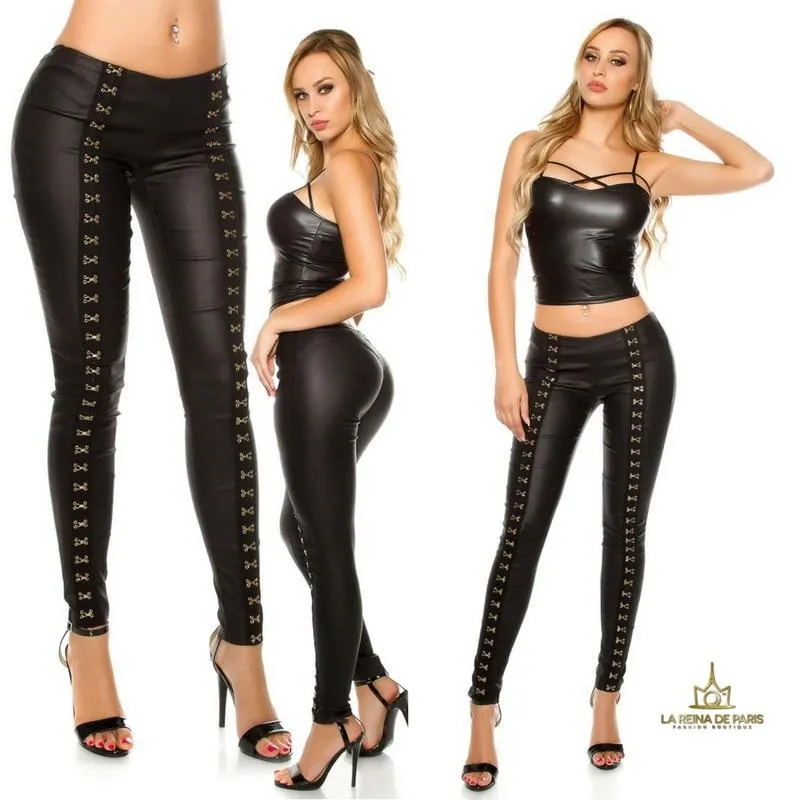 Pantalones ceñidos de piel con ganchos