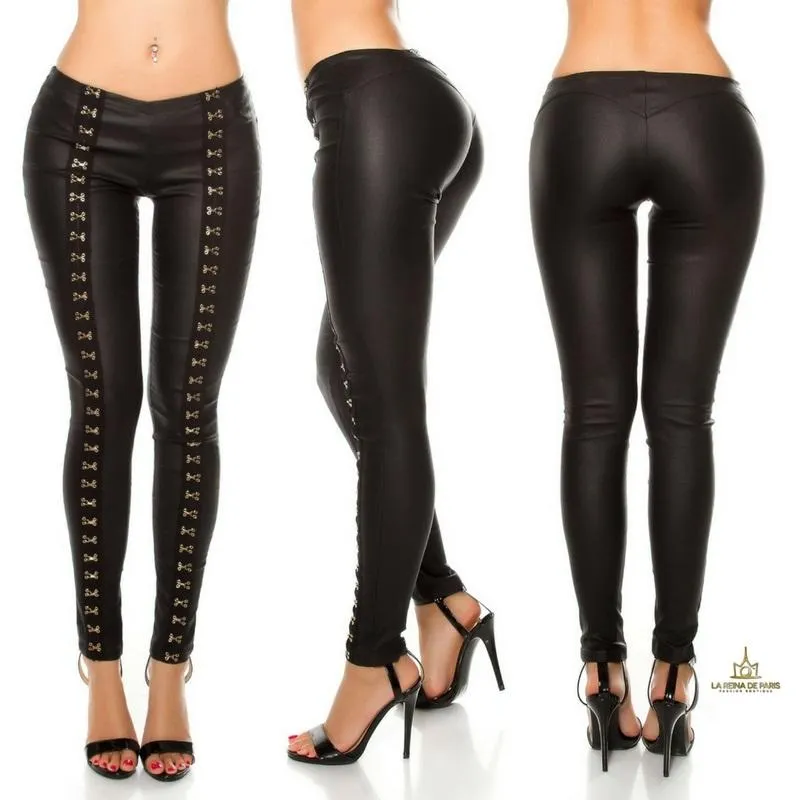 Pantalones ceñidos de piel con ganchos