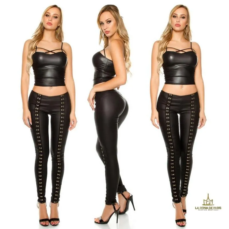 Pantalones ceñidos de piel con ganchos