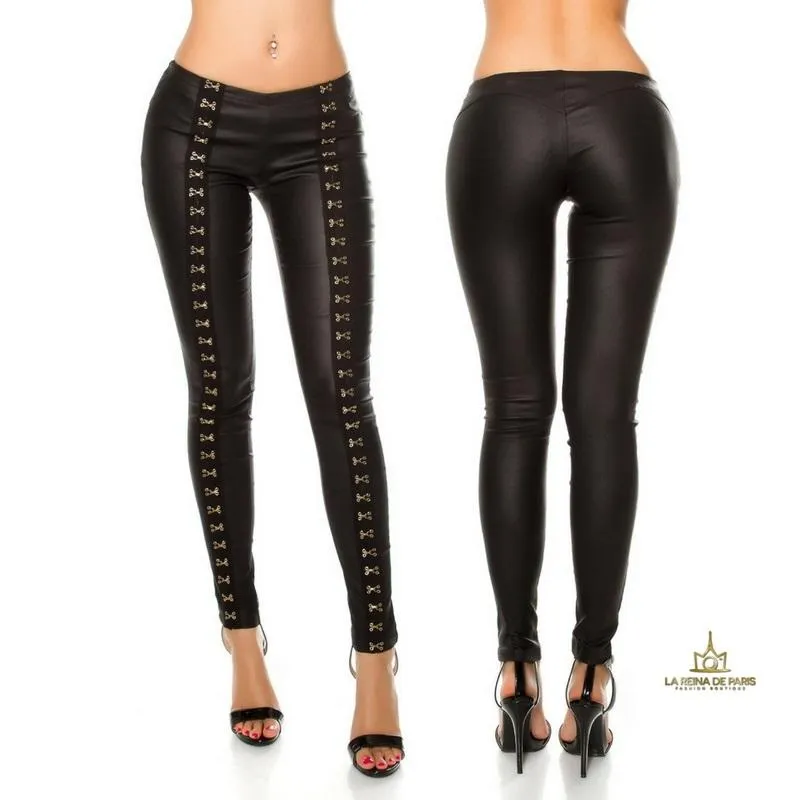 Pantalones ceñidos de piel con ganchos