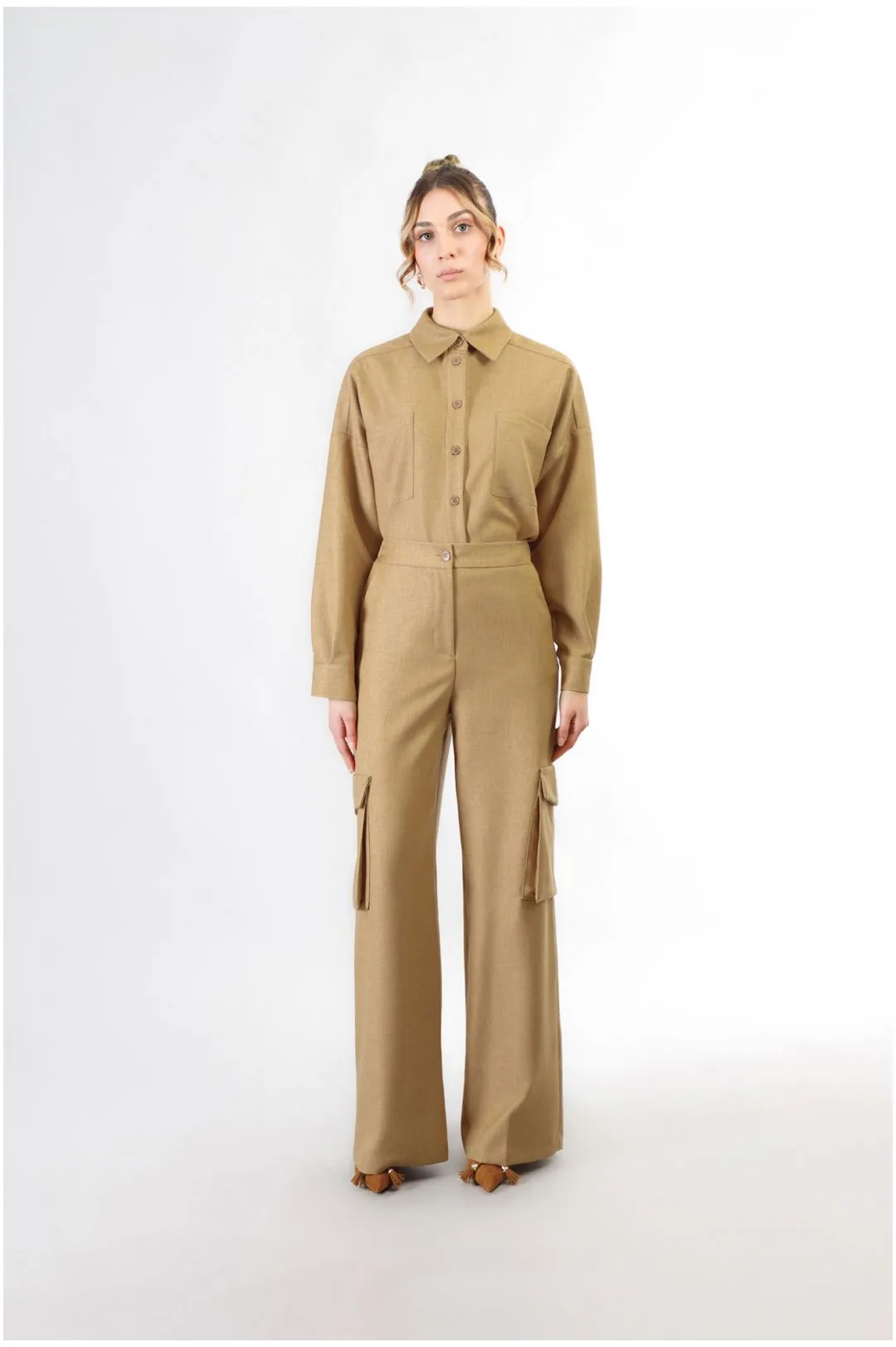 pantalón ancho con grandes bolsillos camel