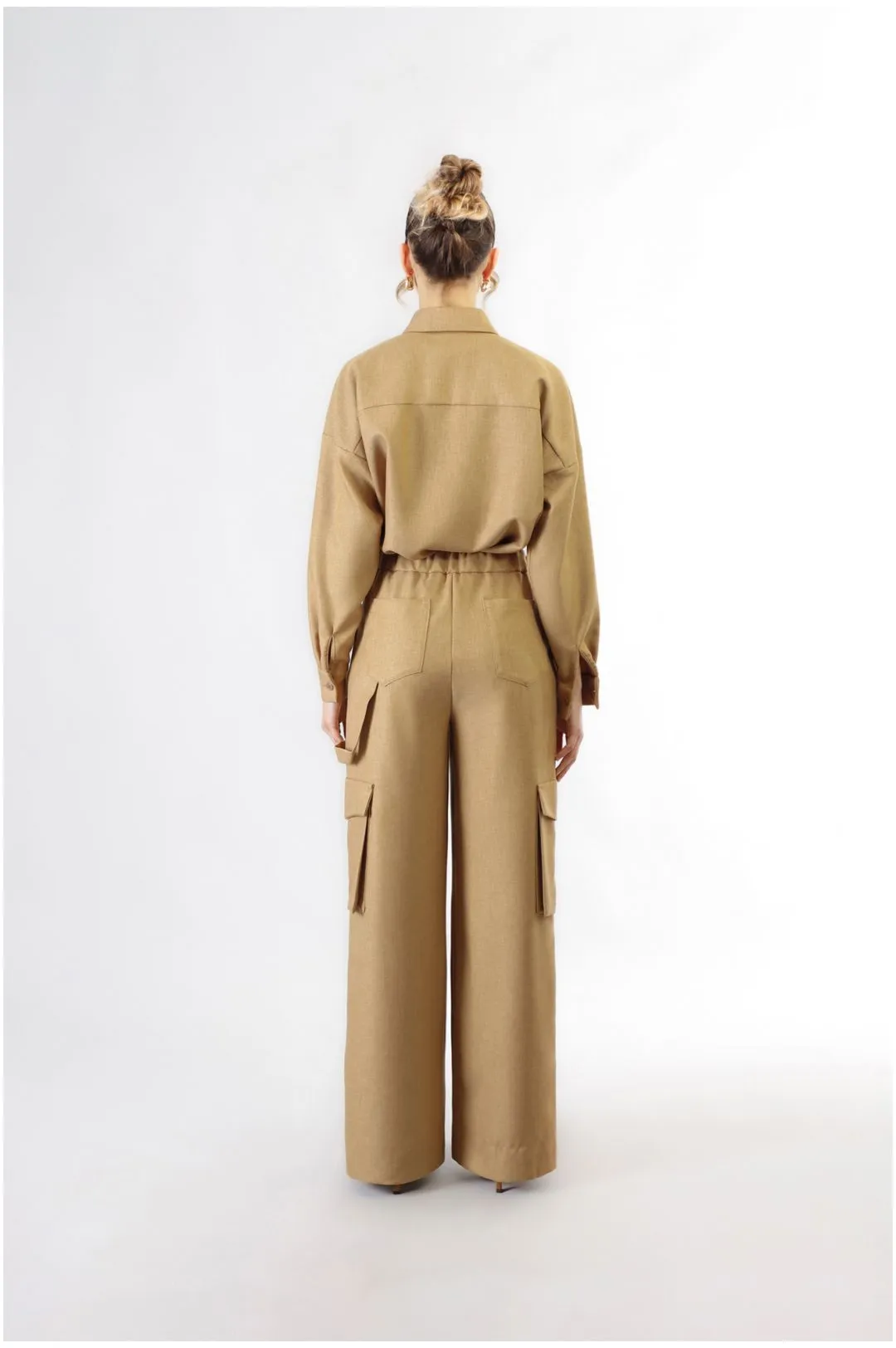 pantalón ancho con grandes bolsillos camel