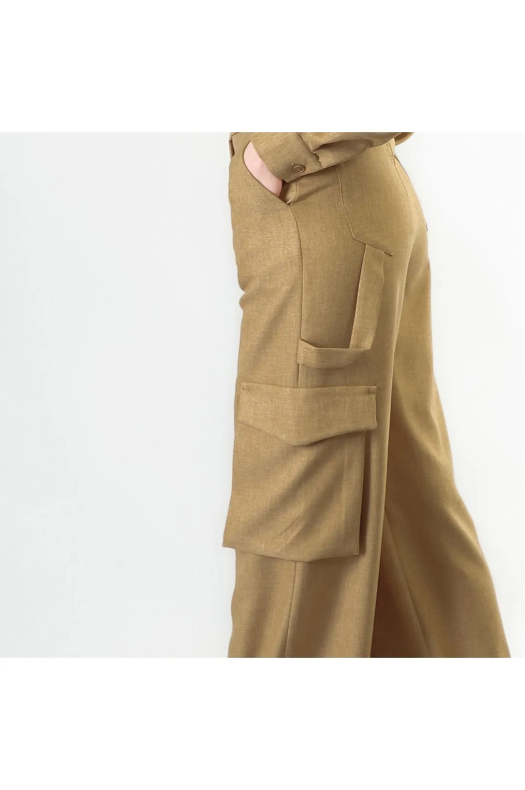 pantalón ancho con grandes bolsillos camel