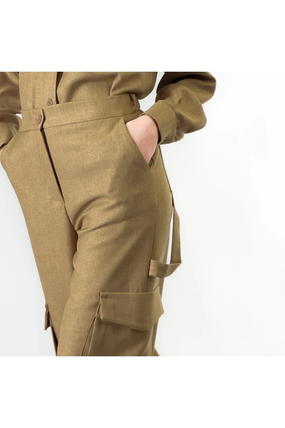 pantalón ancho con grandes bolsillos camel