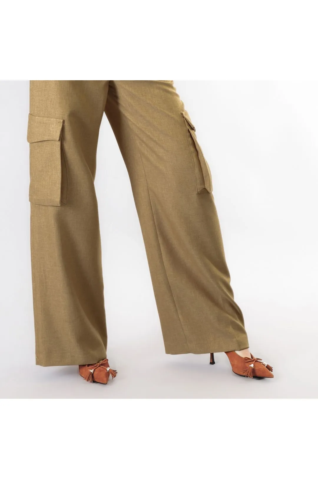 pantalón ancho con grandes bolsillos camel