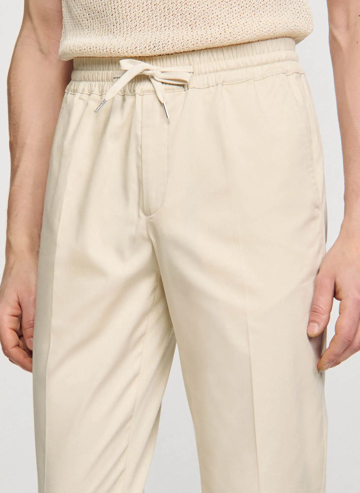 Pantalón chino de mezcla de algodón con cordón en beige