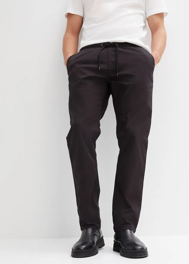 Pantalón chino elástico de corte regular, largo acortado y estilo tapered Negro