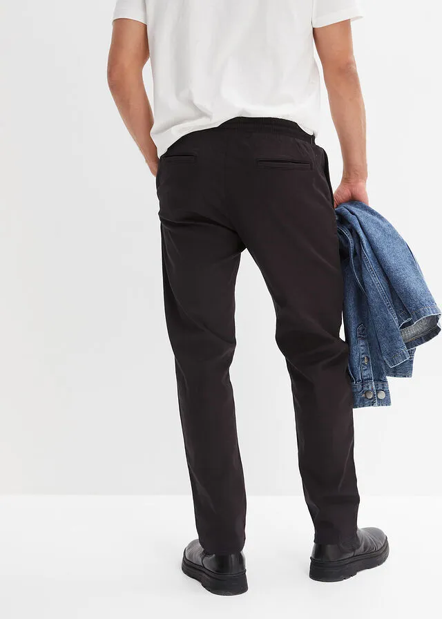 Pantalón chino elástico de corte regular, largo acortado y estilo tapered Negro