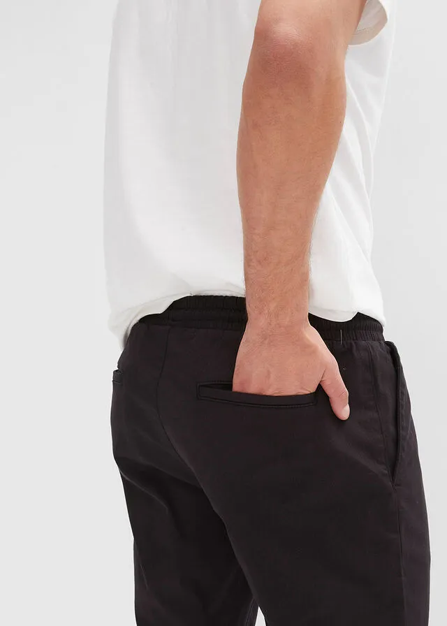 Pantalón chino elástico de corte regular, largo acortado y estilo tapered Negro