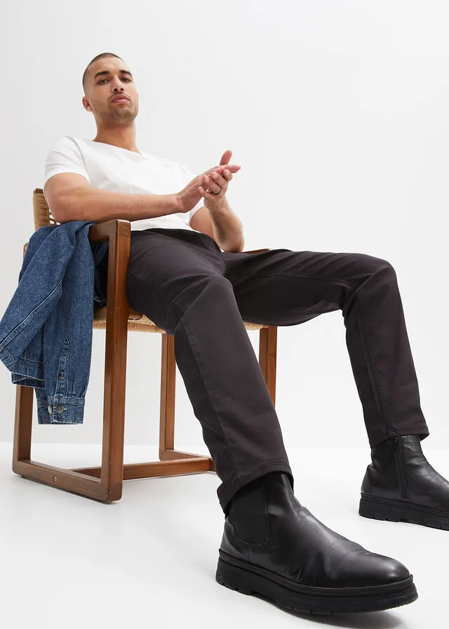 Pantalón chino elástico de corte regular, largo acortado y estilo tapered Negro