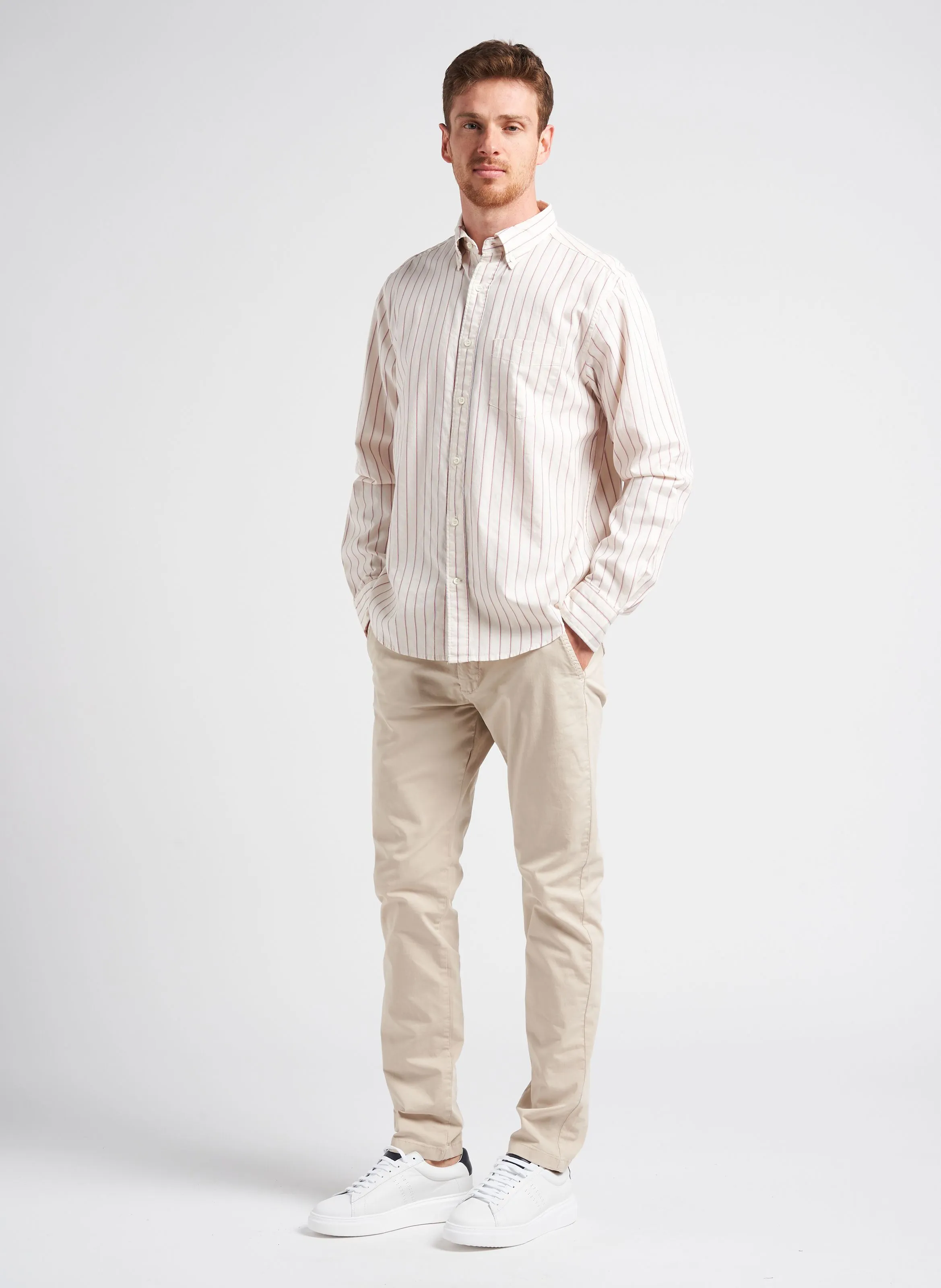 Pantalón chino regular fit de algodón elástico en beige